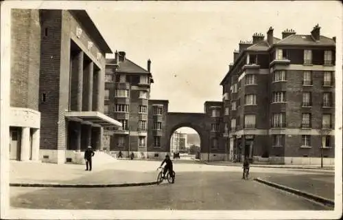Ak Suresnes Hauts de Seine, Cite jardin, Place de la Societe des Nations