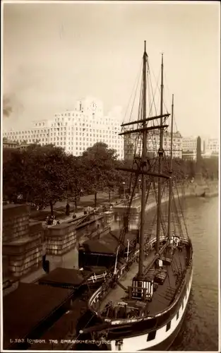 Ak London City, The Embankment, Segelschiff