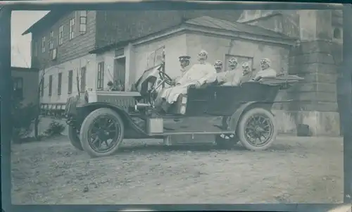 Foto Ak Klínovec Keilberg Erzgebirge Region Karlsbad, Mannschaft des RA 45 im Auto, Ballonverfolgung