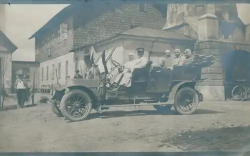 Foto Ak Klínovec Keilberg Erzgebirge Region Karlsbad, Mannschaft des RA 36 im Auto, Ballonverfolgung