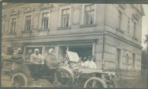 Foto Ak Schwarzenberg im Erzgebirge Sachsen, Ballonverfolgung Plauen, Mannschaft im Auto 1911