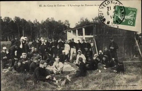 Ak Chalons Marne, Camp de Chalons, L'Epluchage des Pommes de terre