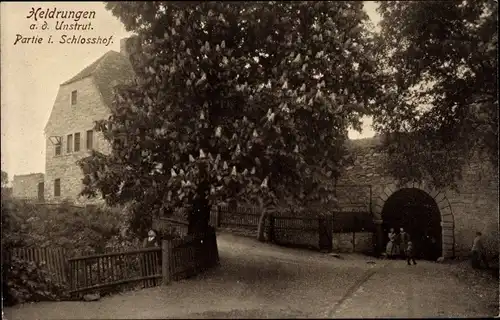 Ak Heldrungen im Kyffhäuserkreis Thüringen, Schlosshof