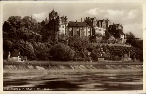 Ak Bernburg an der Saale, Schloss mit Wehr