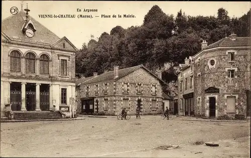 Ak Vienne le Château Marne, Place de la Mairie