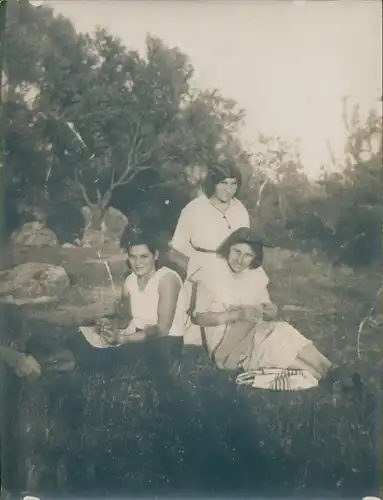 Foto Combalie, Henri, Toulouse, Portraitfotografie, drei junge Frauen, Wiese