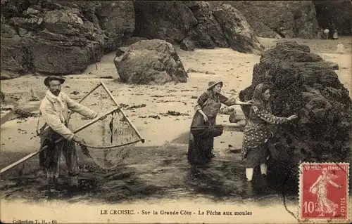 Ak Le Croisic Loire Atlantique, Sue la Grande Cote, La Peche aux moule