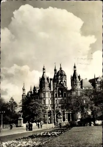 Ak Schwerin in Mecklenburg, Schlossbrücke mit Schloss