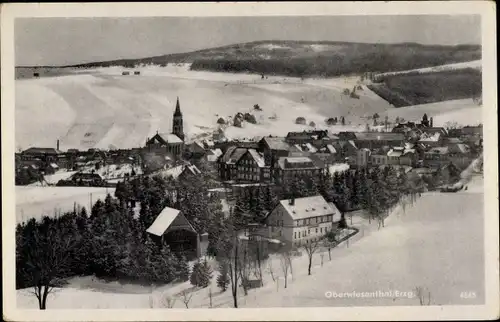 Ak Oberwiesenthal im Erzgebirge, Gesamtansicht im Winter