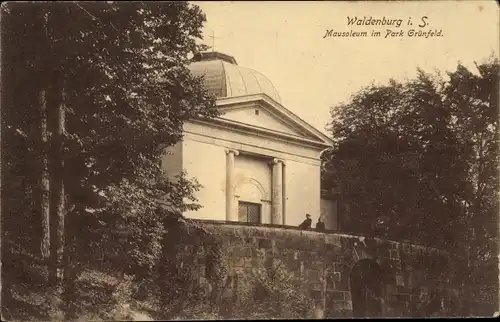 Ak Waldenburg in Sachsen, Mausoleum im Park Grünfeld