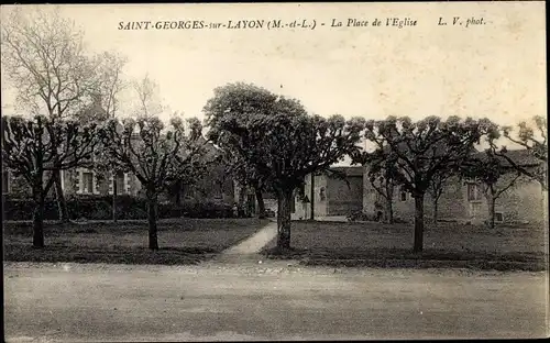 Ak Saint Georges sur Layon Maine et Loire, La Place de l'Eglise