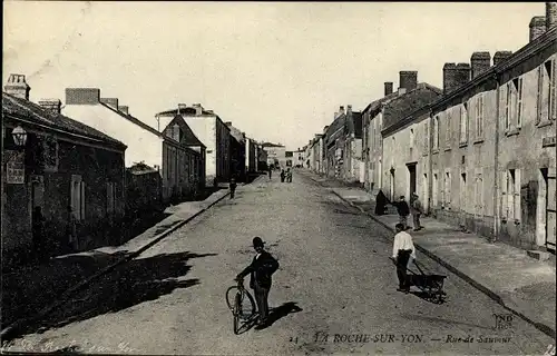 Ak La Roche sur Yon Vendee, Rue de Saumur