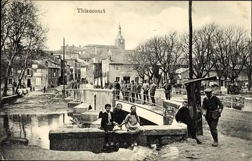 Ak Thiaucourt-Regniéville Lothringen Meurthe et Moselle, Brücke, Soldaten, Kinder