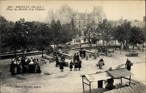 Ak Brissac Maine et Loire, Place du Marche et le Chateau