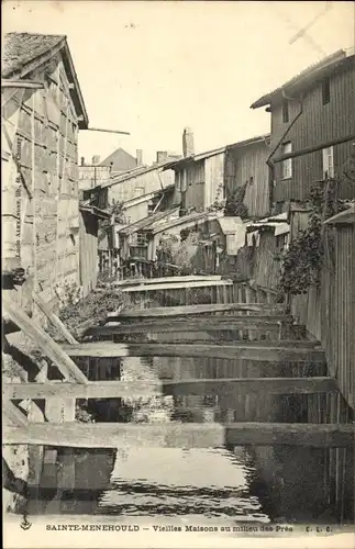 Ak Sainte Menehould Marne, Vieilles maisons au milieu des pres