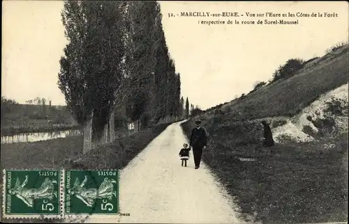 Ak Marcilly sur Eure Eure, Vue sur l'Ecole et les Cotes de la Foret