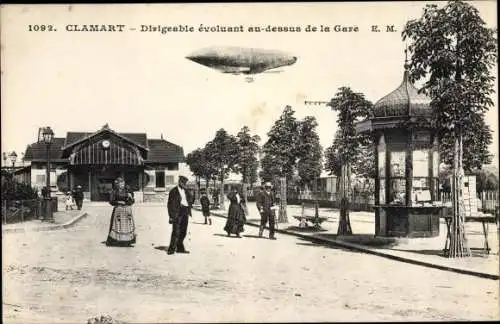 Ak Clamart Hauts de Seine, Dirigeable evoluant au dessus de la Gare