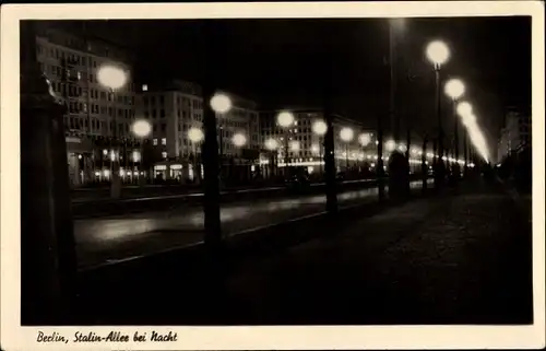 Ak Berlin Mitte, Stalinallee bei Nacht