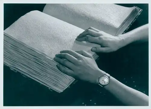 Foto Bert Sass, Berlin, Blindenschule, Hände beim Lesen von Brailleschrift, Armbanduhr, um 1950