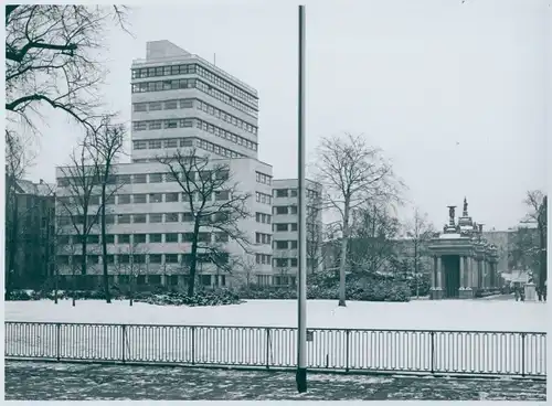 Foto Bert Sass, Berlin Schöneberg, Kathreiner Hochhaus, Potsdamer Straße 186, Winterpartie, um 1955