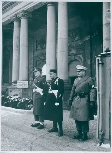 Foto Bert Sass, Berlin Schöneberg, Wachposten der drei Alliierten vor dem Kammergericht, um 1955