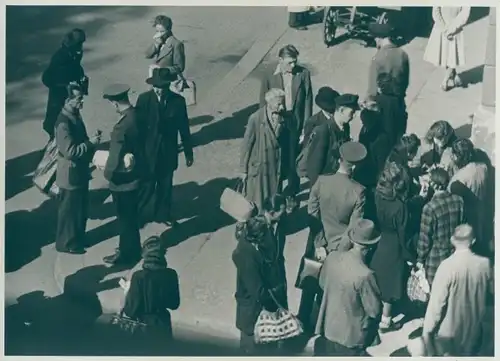 Foto Bert Sass, Berlin, Altberliner Straßenecke mit Schwarzmarkthändlern, um 1947