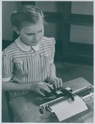 Foto Bert Sass, Berlin, Blindenschule, Blindes Mädchen an der Schreibmaschine, um 1950