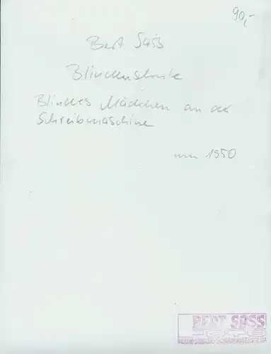 Foto Bert Sass, Berlin, Blindenschule, Blindes Mädchen an der Schreibmaschine, um 1950