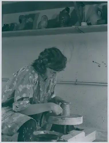 Foto Bert Sass, Berlin, Zeichenklasse, Frau dreht freihändig auf der Töpferscheibe, um 1950