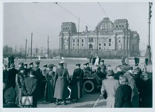 Foto Bert Sass, Berlin Mitte, Rotarmisten vor der Ruine des Berliner Reichstages, um 1950