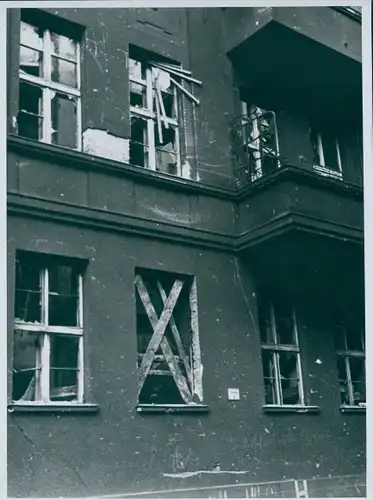 Foto Bert Sass, Berlin Steglitz, Fensterhöhlen Berliner Häuser, um 1950