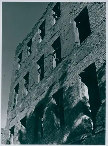 Foto Bert Sass, Berlin Steglitz, Fensterhöhlen Berliner Häuser, um 1950