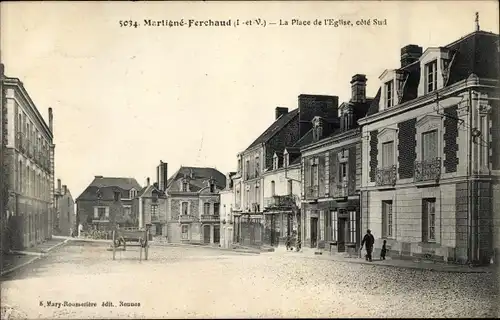 Ak Martigné-Ferchaud Ille et Vilaine, La Place de l'Eglise, cote sud