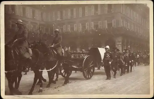 Ak Paris, Funerailles du Marechal Foch 1929, Devant la statue de Jeanne d'Arc