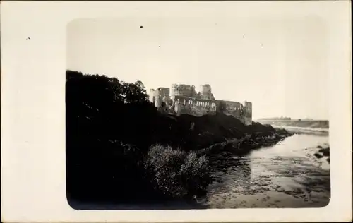 Foto Ak Bauska Bauske Lettland, Ruinen am Flussufer