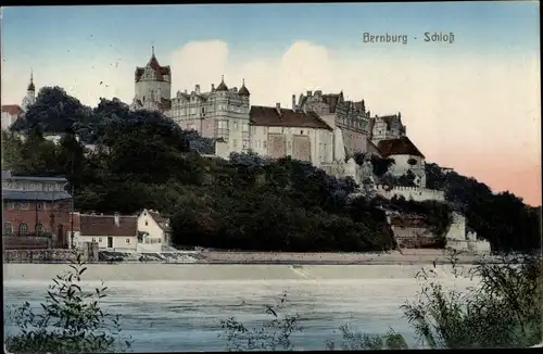 Ak Bernburg an der Saale, Blick zum Schloss