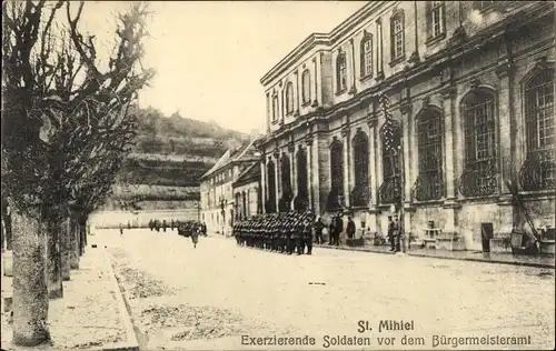 Ak Saint Mihiel Meuse, Exerziehende Soldaten vor dem Bürgermeisteramt