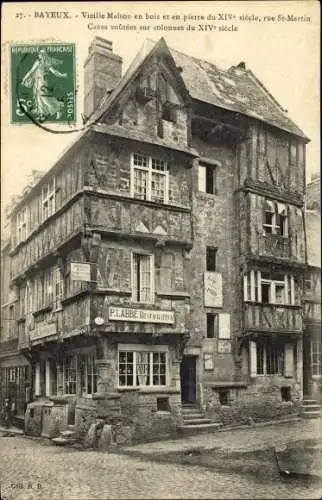 Ak Bayeux Calvados, Vieille Maison en bois et en pierre du XIV siecle, rue Saint Martin