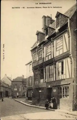 Ak Bayeux Calvados, Ancienne Maison, Place de la Cathedrale