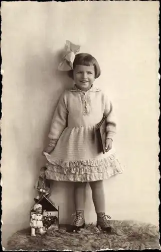 Foto Ak Mädchen mit Haarschleife und Puppen, Portrait