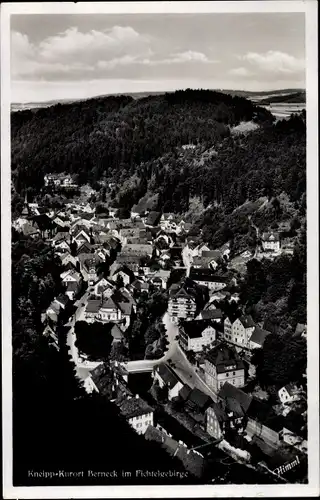 Ak Bad Berneck im Fichtelgebirge Bayern, Ort aus der Vogelschau, Himml