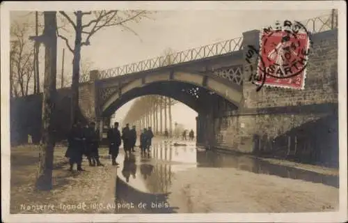 Ak Nanterre Hauts de Seine, Inonde 1901, Au pont de biais