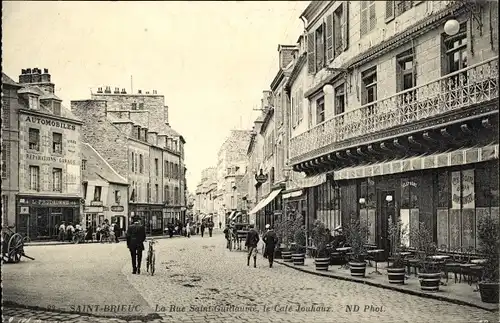 Ak Saint Brieuc Côtes d'Armor, Place et rue Saint Guillaume, Cafe Jouhaux