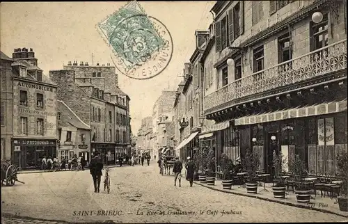 Ak Saint Brieuc Côtes d'Armor, La rue St Guillaume, Cafe Jouhaux