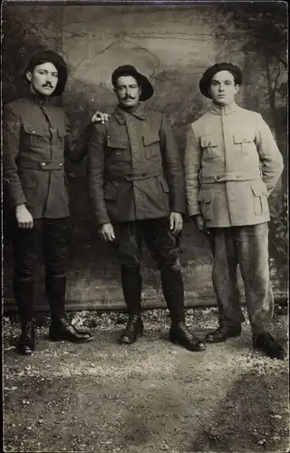 Foto Ak Drei französische Soldaten vor einer Wand stehend, Gebirgsjäger