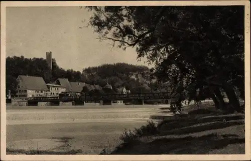 Ak Landsberg am Lech in Oberbayern, Ort vom Ufer gesehen, Brücke