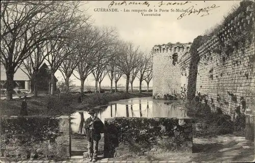 Ak Guérande Loire Atlantique, Les remparts de la Porte Saint Michel