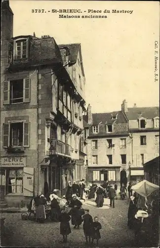 Ak Saint Brieuc Côtes d'Armor, Maison ancienne, Place du Martroy