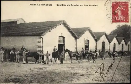Ak Vitry le François Marne, Quartier de Cavalerie, Les Ecuries