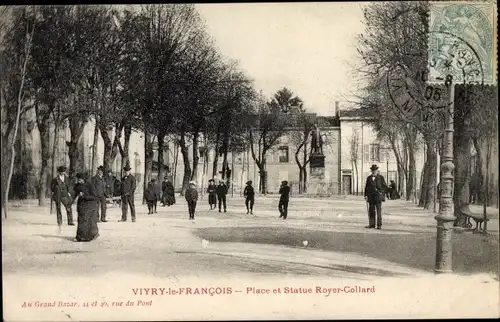 Ak Vitry le François Marne, Place et Statue Royer Collard